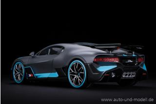 Bugatti Divo schwarz/blau Burago Metallmodell 1:18